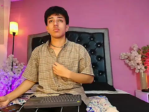 Snapshot of Davel_Svetla chatting on 11.15.25 Davel Svetla online show from 11.15.25