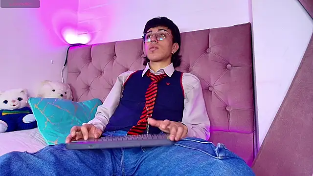 Snapshot of Davel_Svetla chatting on 11.18.25 Davel Svetla online show from 11.18.25