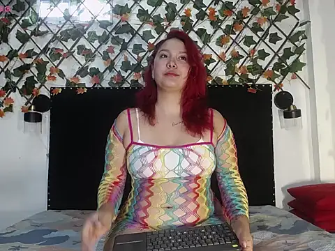 Snapshot of vhannaper chatting on 11.14.25 vhannaper online show from 11.14.25