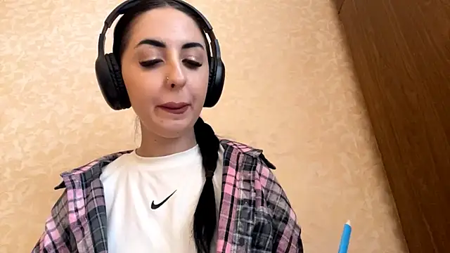 Snapshot of CindyFlowers chatting on 11.14.25 CindyFlowers online show from 11.14.25