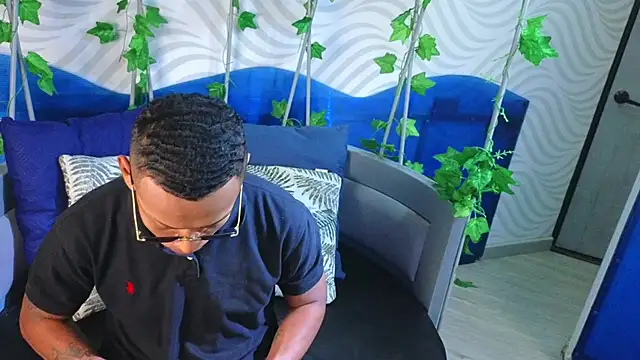 Snapshot of xander_molina chatting on 11.15.25 xander molina online show from 11.15.25