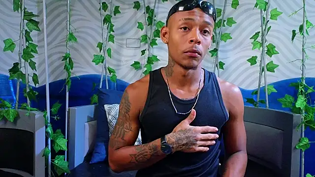 Snapshot of xander_molina chatting on 11.16.25 xander molina online show from 11.16.25