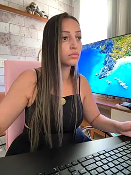 Snapshot of BelleRune chatting on 09.18.25 BelleRune online show from 09.18.25