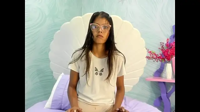 Snapshot of arietta_skinny chatting on 11.15.25 arietta skinny online show from 11.15.25