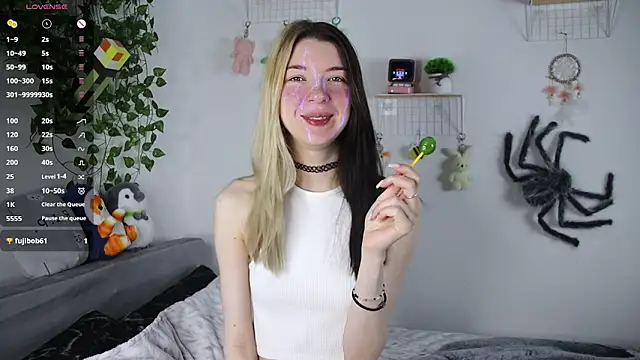 Snapshot of Emmie_shy chatting on 11.19.25 Emmie shy online show from 11.19.25