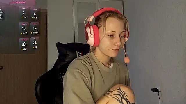 Snapshot of FoxySable chatting on 11.19.25 FoxySable online show from 11.19.25