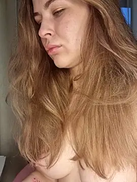 Snapshot of glossbaby chatting on 11.18.25 glossbaby online show from 11.18.25