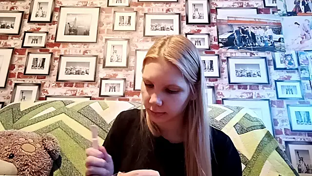 Snapshot of EvieBaggette chatting on 11.17.25 EvieBaggette online show from 11.17.25