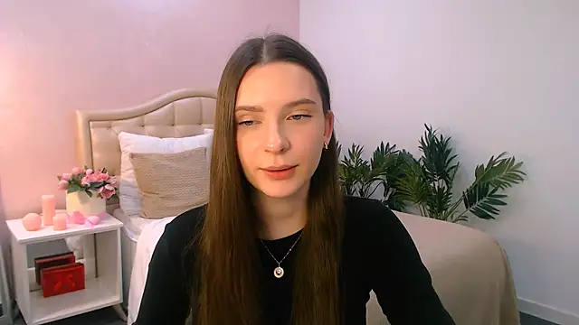 Snapshot of charming_berry chatting on 11.18.25 charming berry online show from 11.18.25