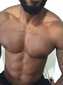 Snapshot of Nicolau_25 chatting on 11.17.25 Nicolau 25 online show from 11.17.25