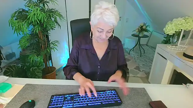 Snapshot of LovelyHelena chatting on 10.19.25 LovelyHelena online show from 10.19.25