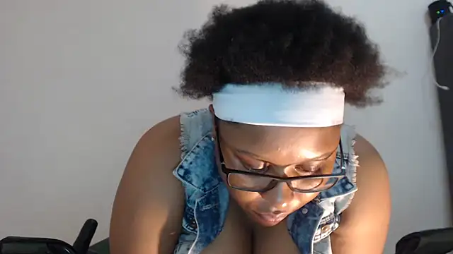 Snapshot of xxZoeyx chatting on 02.04.25 xxZoeyx online show from 02.04.25