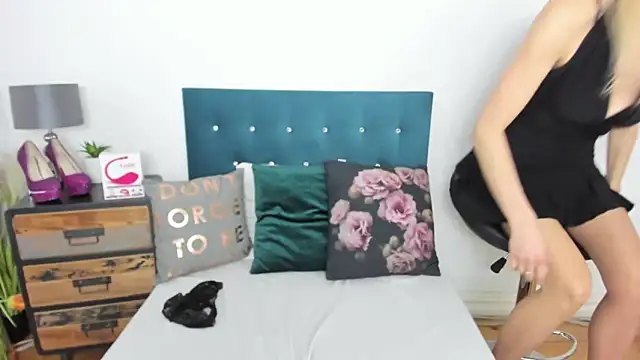 Snapshot of milfNikki chatting on 03.02.25 milfNikki online show from 03.02.25