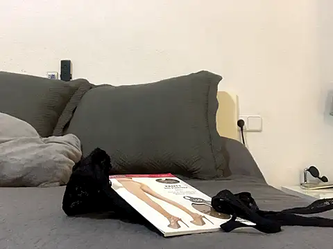 Snapshot of Chic_desire chatting on 09.19.25 Chic desire online show from 09.19.25