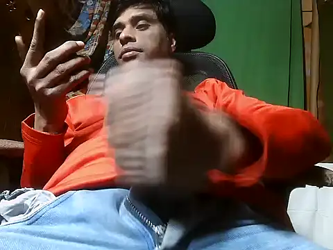 Snapshot of desiboy1101 chatting on 01.14.25 desiboy1101 online show from 01.14.25