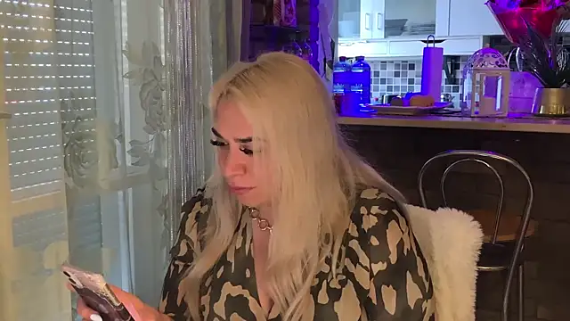 Snapshot of Monageil chatting on 03.10.25 Monageil online show from 03.10.25