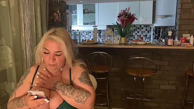 Snapshot of Monageil chatting on 03.13.25 Monageil online show from 03.13.25