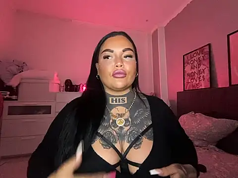 Snapshot of _MelinaCurves_ chatting on 02.18.25  MelinaCurves  online show from 02.18.25