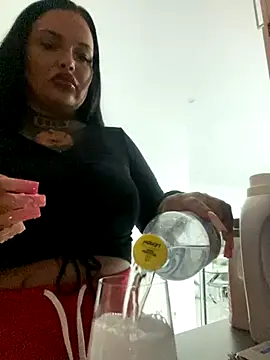 Snapshot of _MelinaCurves_ chatting on 10.23.25  MelinaCurves  online show from 10.23.25