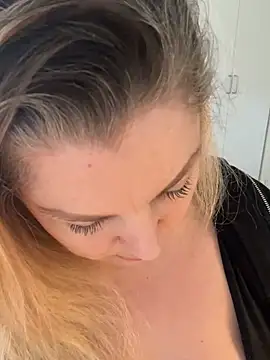 Snapshot of Anna_Alexa chatting on 03.04.25 Anna Alexa online show from 03.04.25