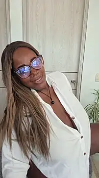 Snapshot of Adrilovechocolate chatting on 10.18.25 Adrilovechocolate online show from 10.18.25