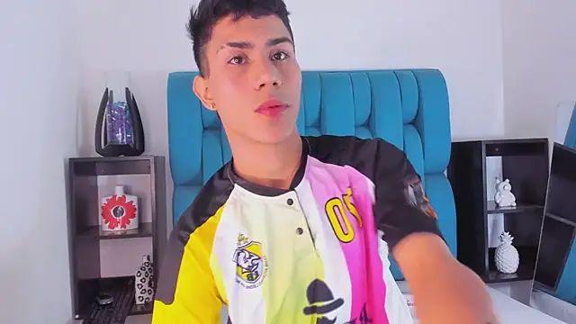 Snapshot of AlanNaughty chatting on 01.05.25 AlanNaughty online show from 01.05.25