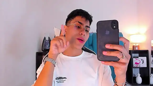 Snapshot of AlanNaughty chatting on 02.01.25 AlanNaughty online show from 02.01.25