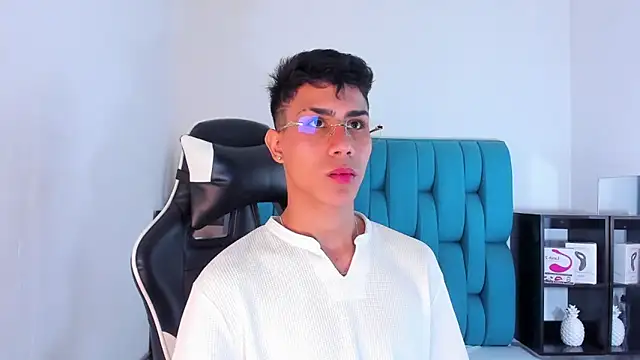 Snapshot of AlanNaughty chatting on 02.12.25 AlanNaughty online show from 02.12.25