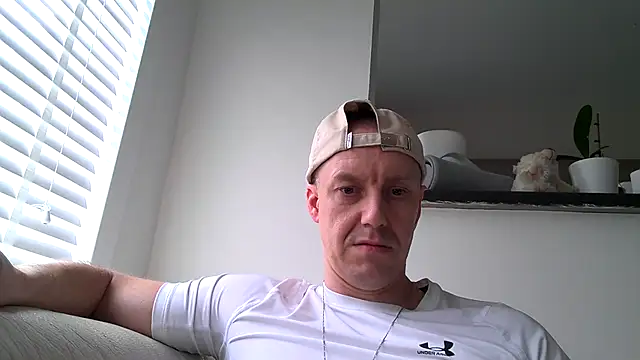 Snapshot of ploki2180 chatting on 10.28.25 ploki2180 online show from 10.28.25