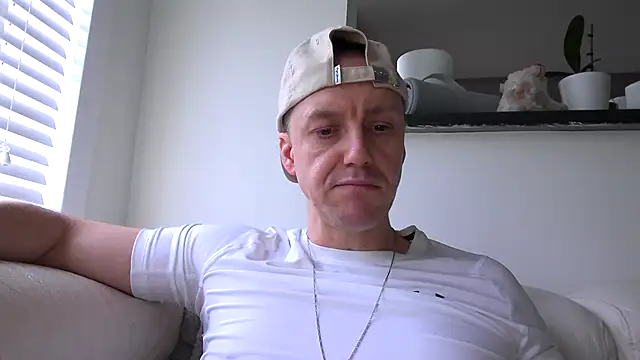 Snapshot of ploki2180 chatting on 11.02.25 ploki2180 online show from 11.02.25