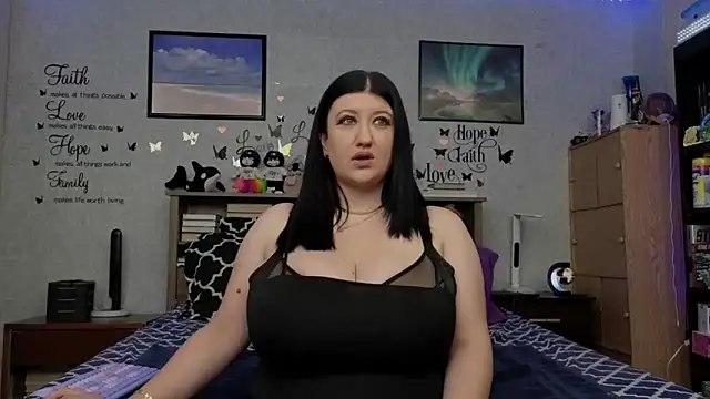 Snapshot of Rayna chatting on 01.09.25 Rayna online show from 01.09.25