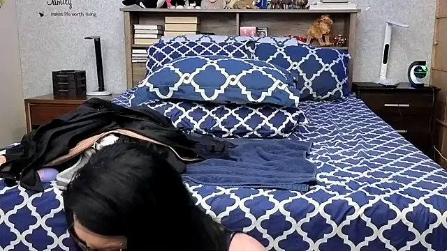 Snapshot of Rayna chatting on 02.21.25 Rayna online show from 02.21.25