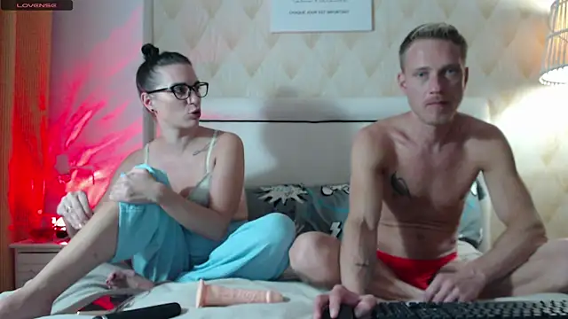 Snapshot of JessicaSteve chatting on 09.24.25 JessicaSteve online show from 09.24.25