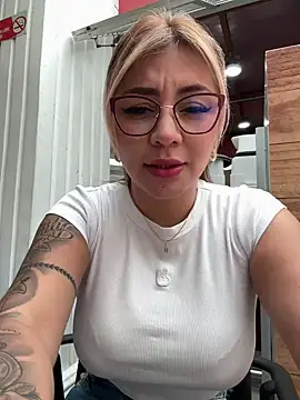 Snapshot of DIANITA_1988 chatting on 12.18.24 DIANITA 1988 online show from 12.18.24