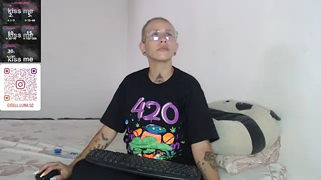 Snapshot of moon_cat85 chatting on 01.13.25 moon cat85 online show from 01.13.25