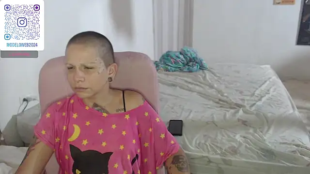 Snapshot of moon_cat85 chatting on 02.06.25 moon cat85 online show from 02.06.25