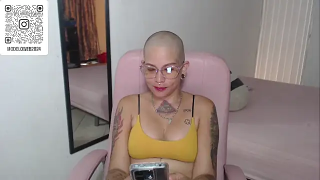 Snapshot of moon_cat85 chatting on 02.20.25 moon cat85 online show from 02.20.25