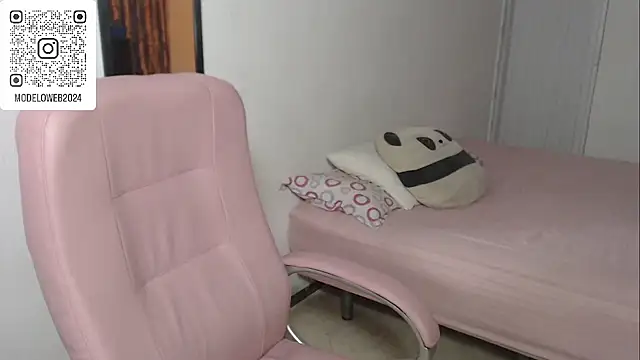 Snapshot of moon_cat85 chatting on 02.21.25 moon cat85 online show from 02.21.25