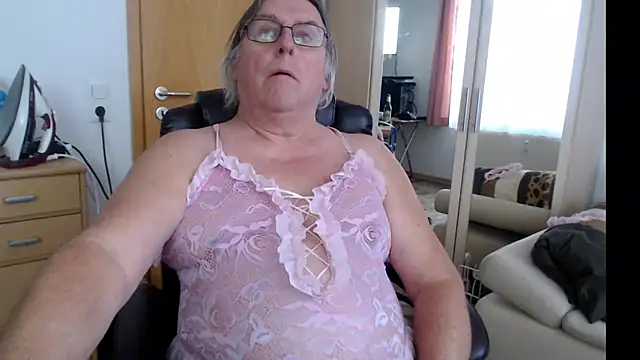 Snapshot of Sissygera chatting on 01.09.25 Sissygera online show from 01.09.25