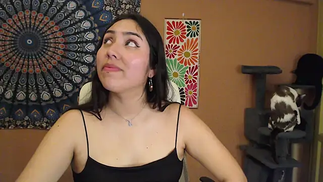 Snapshot of IntimateTales chatting on 01.24.25 IntimateTales online show from 01.24.25