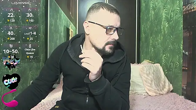 Snapshot of DanielOhCool chatting on 12.14.24 DanielOhCool online show from 12.14.24