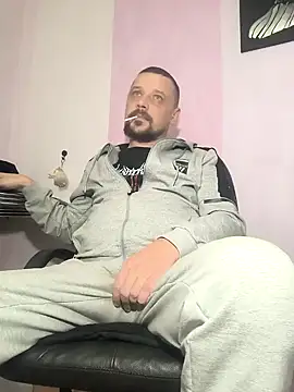 Snapshot of DanielOhCool chatting on 12.16.24 DanielOhCool online show from 12.16.24