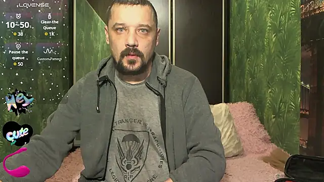 Snapshot of DanielOhCool chatting on 12.23.24 DanielOhCool online show from 12.23.24