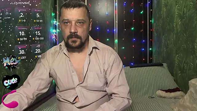 Snapshot of DanielOhCool chatting on 12.28.24 DanielOhCool online show from 12.28.24