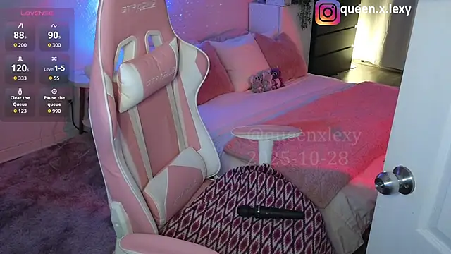 Snapshot of queenxlexy chatting on 10.28.25 queenxlexy online show from 10.28.25