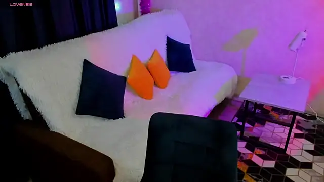 Snapshot of CurlySteph chatting on 03.20.25 CurlySteph online show from 03.20.25