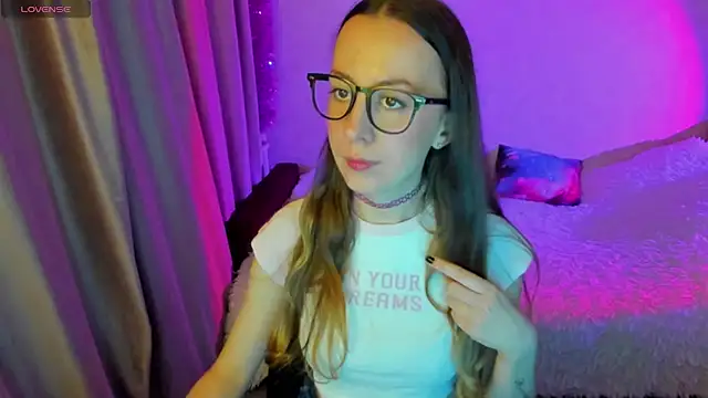 Snapshot of CurlySteph chatting on 09.18.25 CurlySteph online show from 09.18.25