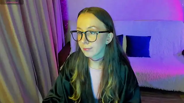 Snapshot of CurlySteph chatting on 09.21.25 CurlySteph online show from 09.21.25