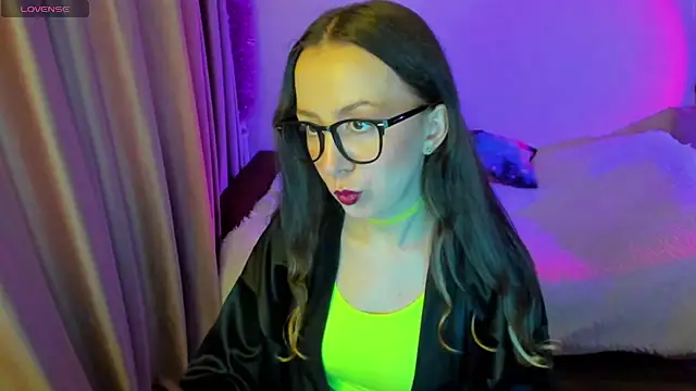 Snapshot of CurlySteph chatting on 09.22.25 CurlySteph online show from 09.22.25