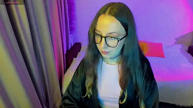 Snapshot of CurlySteph chatting on 09.24.25 CurlySteph online show from 09.24.25